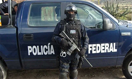 Degüella a su exnovia en un concurrido centro comercial 